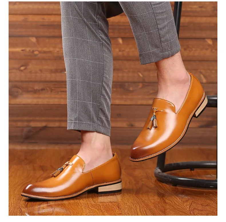 Nowe mody mężczyźni Brogues mężczyźni buty mokasyny buty przypadkowi mężczyźni buty mieszkania wkładane mokasyny vintage pomponem skóra z mikrofibry buty -