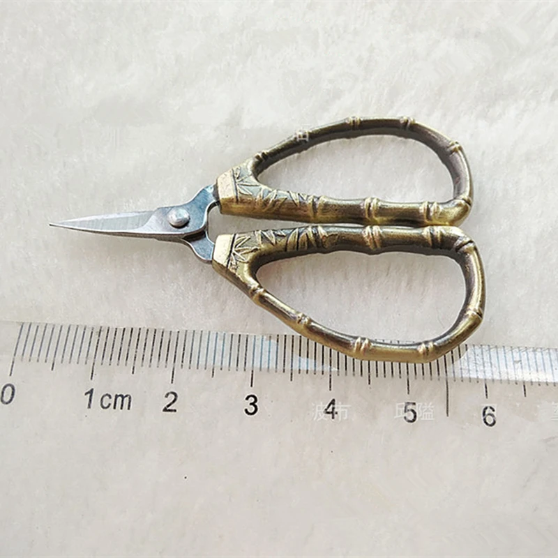 50pcs/set 5.8cm European Vintage Sewing Scissors Embroidery for Needlework Fabric Cutter Dragon Pattern Tailor's Scissors , 
50pcs/set 5.8cm European Vintage Sewing Scissors Embroidery for Needlework Fabric Cutter Dragon Pattern Tailor's Scissors ,