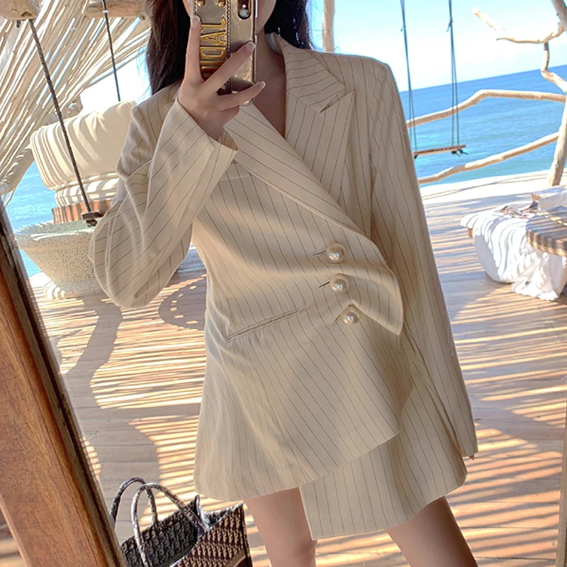 Vintage Striped Pearls Buttons Women Blazer Notched Collar Full Sleeve Irregular Female Jacket Blazers Elegant Blaser femininas
Vintage Striped Pearls Buttons Women Blazer Notched Collar Full Sleeve Irregular Female Jacket Blazers Elegant Blaser femininas