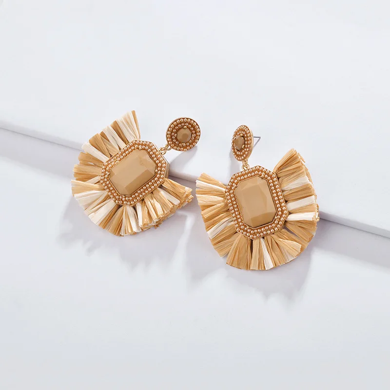 2018 New Gold Faceted Square Stone Pave Pearl Fan Fringe Raffia Tassel Earrings for Women Fashion Winter Jewelry Wholesale
2018 New Gold Faceted Square Stone Pave Pearl Fan Fringe Raffia Tassel Earrings for Women Fashion Winter Jewelry Wholesale
