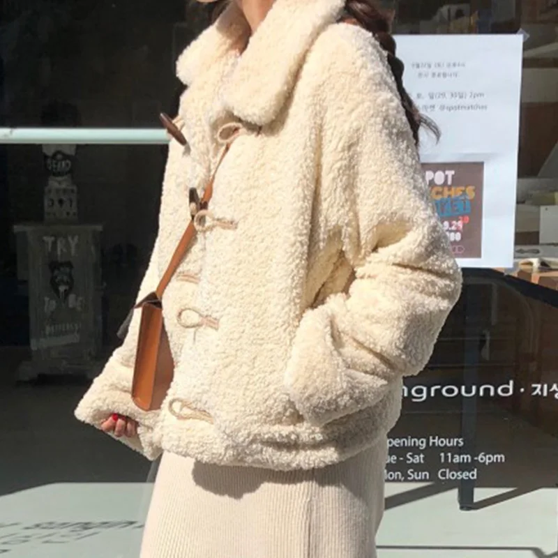 Фото Женское короткое пальто с роговыми пуговицами теплая куртка длинными рукавами