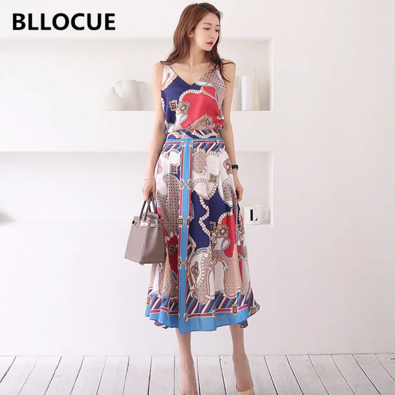 BLLOCUE 2019 Summer Korean Two Piece Set Women Halter V Neck Sling Top + Satin Silk Fashion Chains Print Big Swing Skirt Suit
BLLOCUE 2019 Summer Korean Two Piece Set Women Halter V Neck Sling Top + Satin Silk Fashion Chains Print Big Swing Skirt Suit