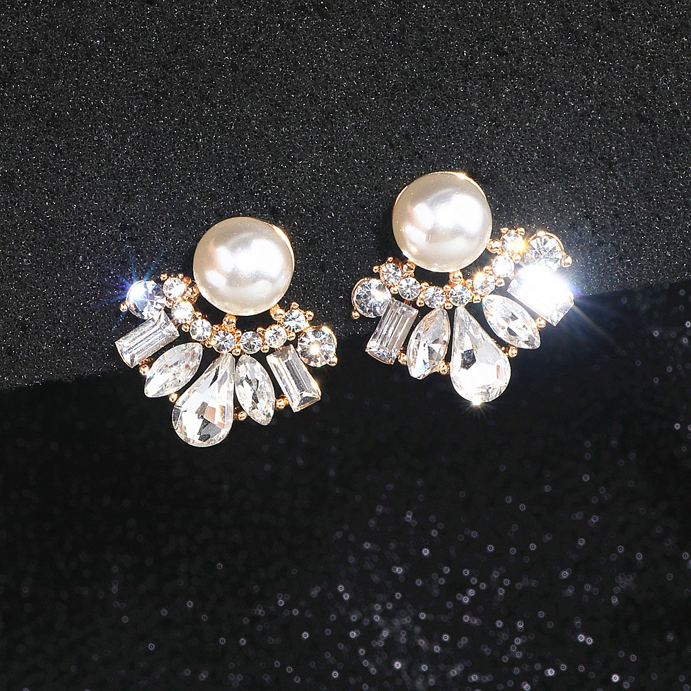 New Shiny Irregular Crystal Stud Earrings For Women Charming Gold Color Imitation Pearl Earrings Fashion Jewelry Brincos WX215
New Shiny Irregular Crystal Stud Earrings For Women Charming Gold Color Imitation Pearl Earrings Fashion Jewelry Brincos WX215