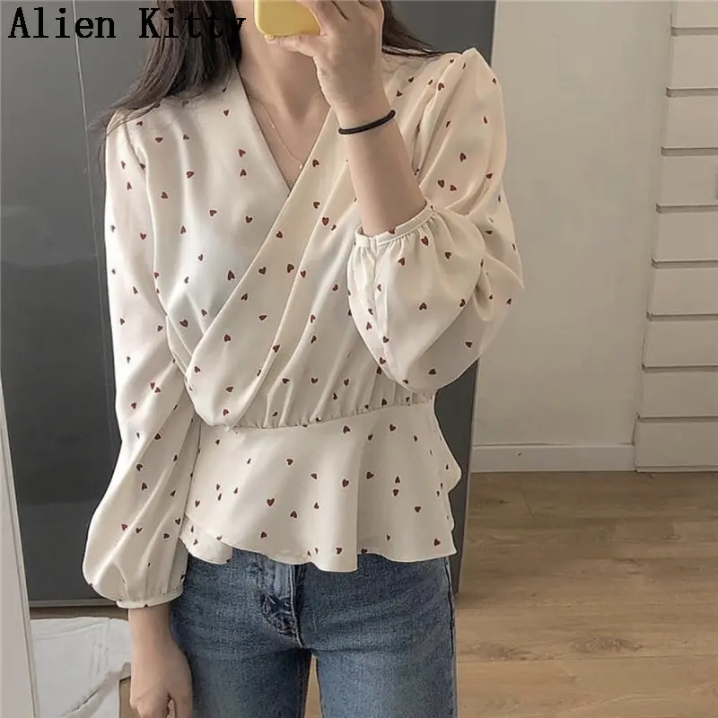 Alien Kitty Print Hearts V-Neck Long Sleeves Fresh Ruffles 2019 Sweet Loose Fashion Summer Casual Simple Free Shirts 2 Colors
Alien Kitty Print Hearts V-Neck Long Sleeves Fresh Ruffles 2019 Sweet Loose Fashion Summer Casual Simple Free Shirts 2 Colors