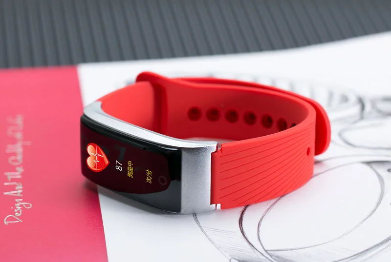 Image from the right Smart waterproof watch with pedometer. Smart waterproof watch with heart rate monitor Foto from the right Smart waterproof watch with pedometer. Smart waterproof watch with heart rate monitor
