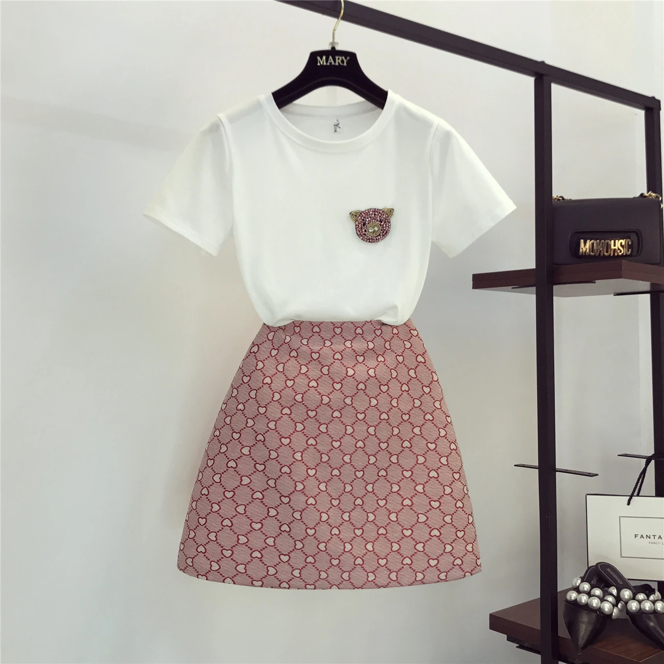 2019 summer new diamond-studded pig T-shirt heart jacquard half skirt small two-piece suit
2019 summer new diamond-studded pig T-shirt heart jacquard half skirt small two-piece suit