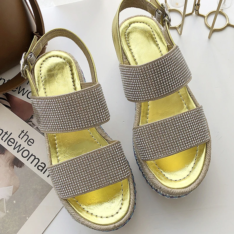 2019 New Luxury Designer Crystal Chunky Heels Brand Women Sandals Summer Platform Beach Shoes High Heeled Rhinestone sandalias 
2019 New Luxury Designer Crystal Chunky Heels Brand Women Sandals Summer Platform Beach Shoes High Heeled Rhinestone sandalias