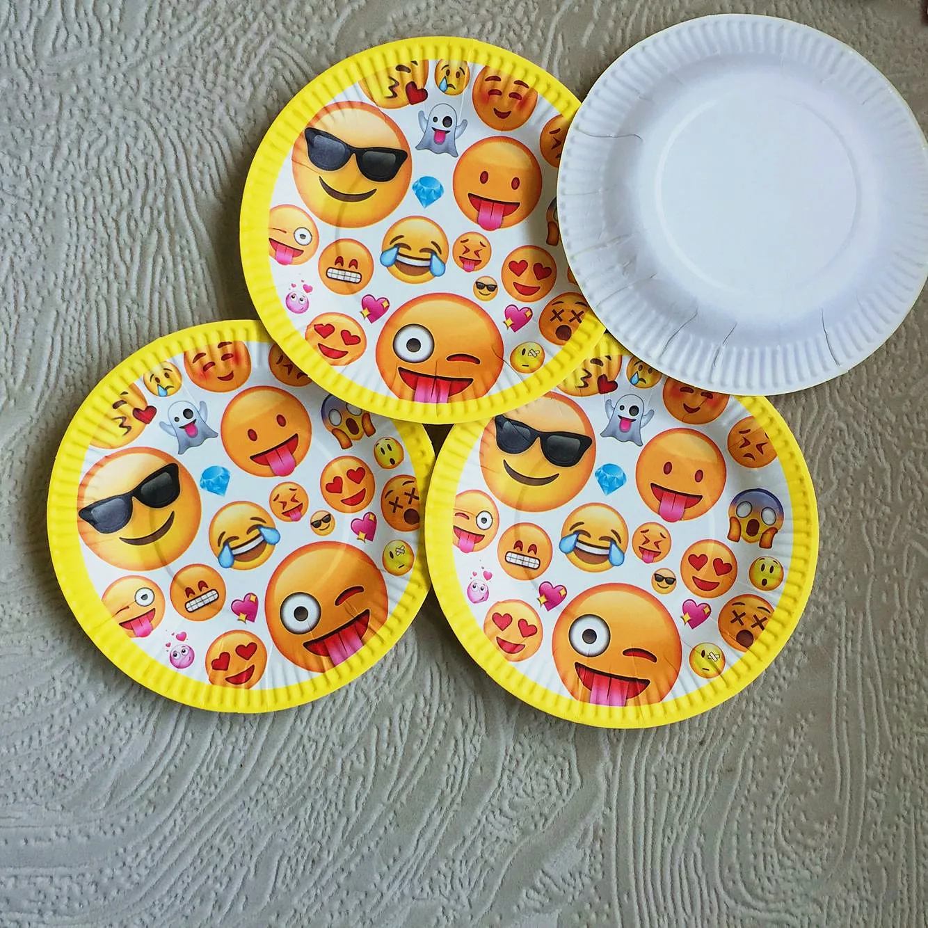 21pcs/lot Emoji birthday party pack decoration banners paper plates plato cups kid party tableware set supplies for 10 people
21pcs/lot Emoji birthday party pack decoration banners paper plates plato cups kid party tableware set supplies for 10 people