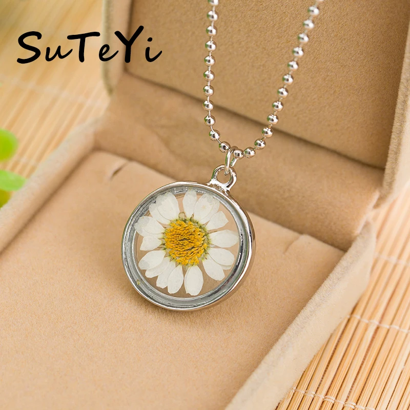 SUTEYI Cute Daisy Sunflower Dried Flowers Necklace Glass Pendant Silver Color Bead Chain Necklaces Women Fashion Jewelry
SUTEYI Cute Daisy Sunflower Dried Flowers Necklace Glass Pendant Silver Color Bead Chain Necklaces Women Fashion Jewelry