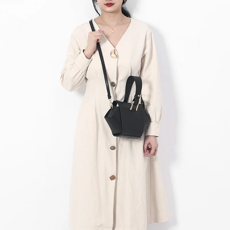 MENG De Ladies Handbag Single Shoulder Oblique Bag Black Serpentine Bag Pure Color Fashionable And Elegant Shell Pack MJ05007
MENG De Ladies Handbag Single Shoulder Oblique Bag Black Serpentine Bag Pure Color Fashionable And Elegant Shell Pack MJ05007