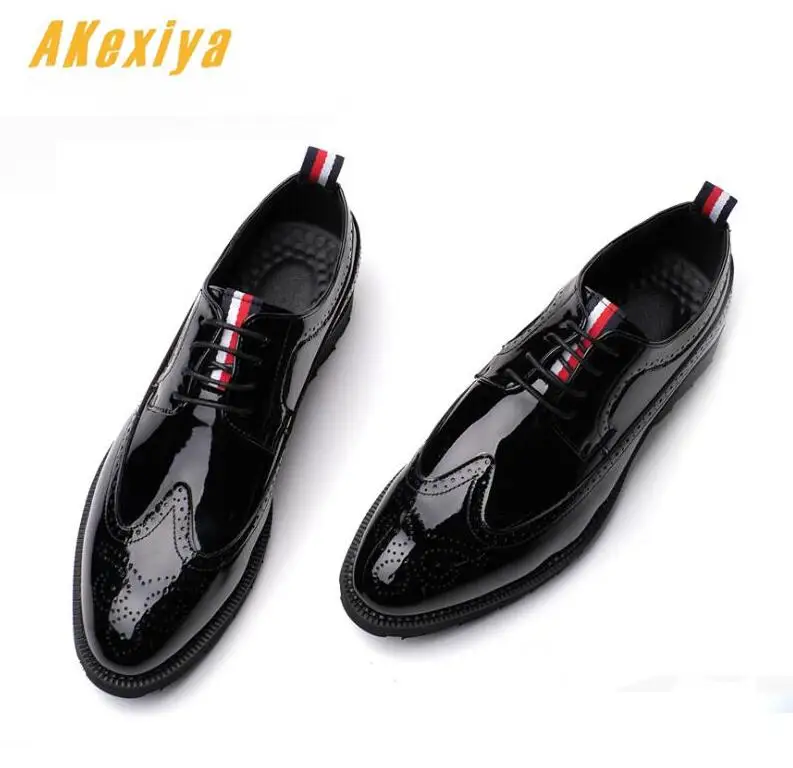 Men British Retro trendy pointed gentlemen black brogue riband Shoes Male Dress wedding Homecoming Footwear Office shoes
Men British Retro trendy pointed gentlemen black brogue riband Shoes Male Dress wedding Homecoming Footwear Office shoes