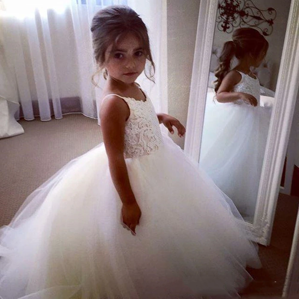 Cheap Spaghetti Lace And Tulle Flower Girl Dresses For Wedding White Ball Gown Princess Girls Pageant Gowns Children Communion
Cheap Spaghetti Lace And Tulle Flower Girl Dresses For Wedding White Ball Gown Princess Girls Pageant Gowns Children Communion