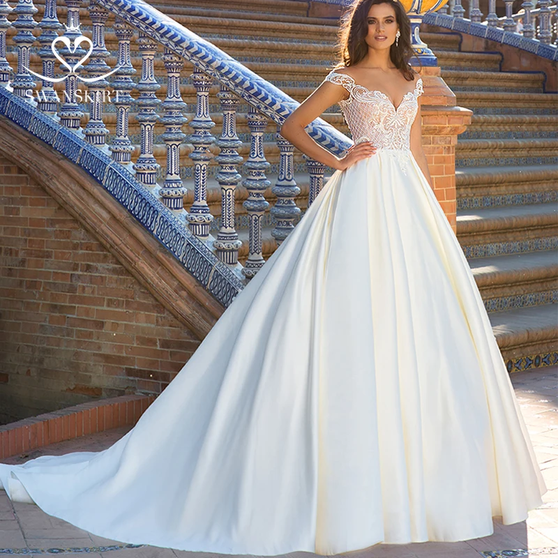 Swanskirt Off the Shoulder Wedding Dress 2019 Appliques Beaded Ball Gown Chic Satin Bride Gown Customized Vestido de Noiva F215
Swanskirt Off the Shoulder Wedding Dress 2019 Appliques Beaded Ball Gown Chic Satin Bride Gown Customized Vestido de Noiva F215