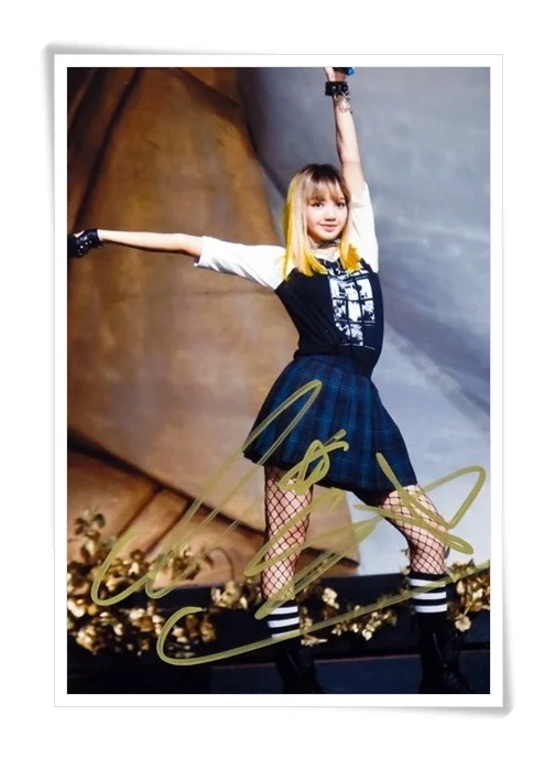 BLACKPINK Lisa Autographed with pen group photo picture 4*6inches freeshipping 11.2016 01
BLACKPINK Lisa Autographed with pen group photo picture 4*6inches freeshipping 11.2016 01