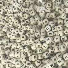 Cuentas de madera 100 piezas alfabeto Natural/Cubo de letras cuentas de madera 8x8mm para hacer joyería DIY pulsera Neklace accesorios de ropa de sombrero(China)