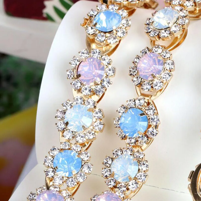 1Yard AIWUJIA New Design Bridal Clear Crystal Rhinestone Trim Applique For Garment Bags Dresses Shoes Decoration
1Yard AIWUJIA New Design Bridal Clear Crystal Rhinestone Trim Applique For Garment Bags Dresses Shoes Decoration