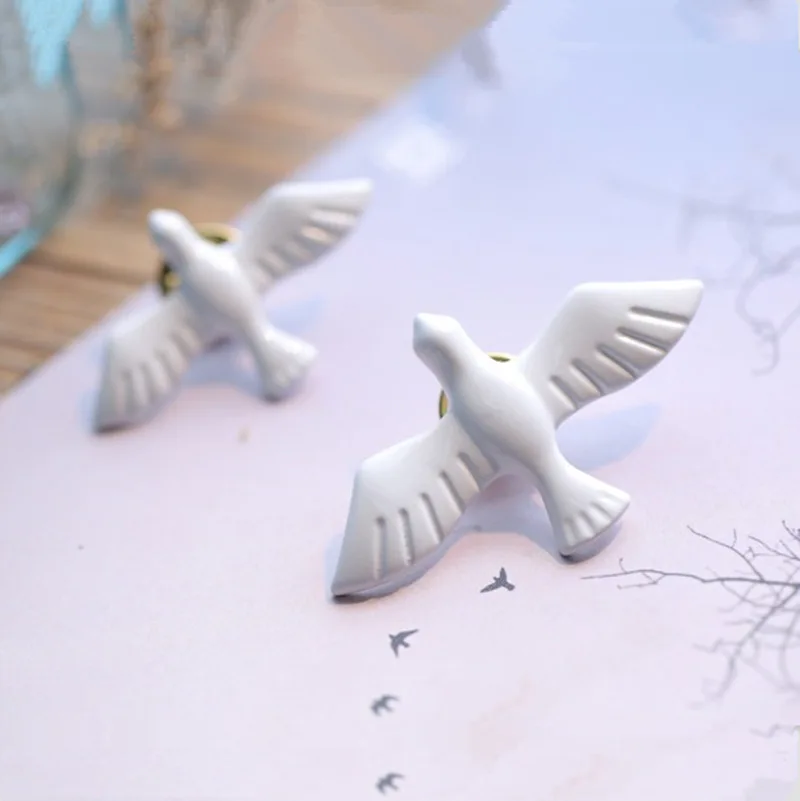 

Hot 2018 New Swallow Brooch Acrylic Vintage White Peace Dove Animal Birds Brooch Pin Fashion Jewelry Girl Accessories For Women