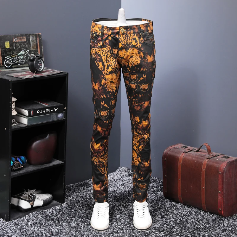 British Style Black Gold Print Jeans Men Fashion Designer Slim Fit Skinny Mens Jeans Streetwear Denim Pants Casual Trousers Male
British Style Black Gold Print Jeans Men Fashion Designer Slim Fit Skinny Mens Jeans Streetwear Denim Pants Casual Trousers Male