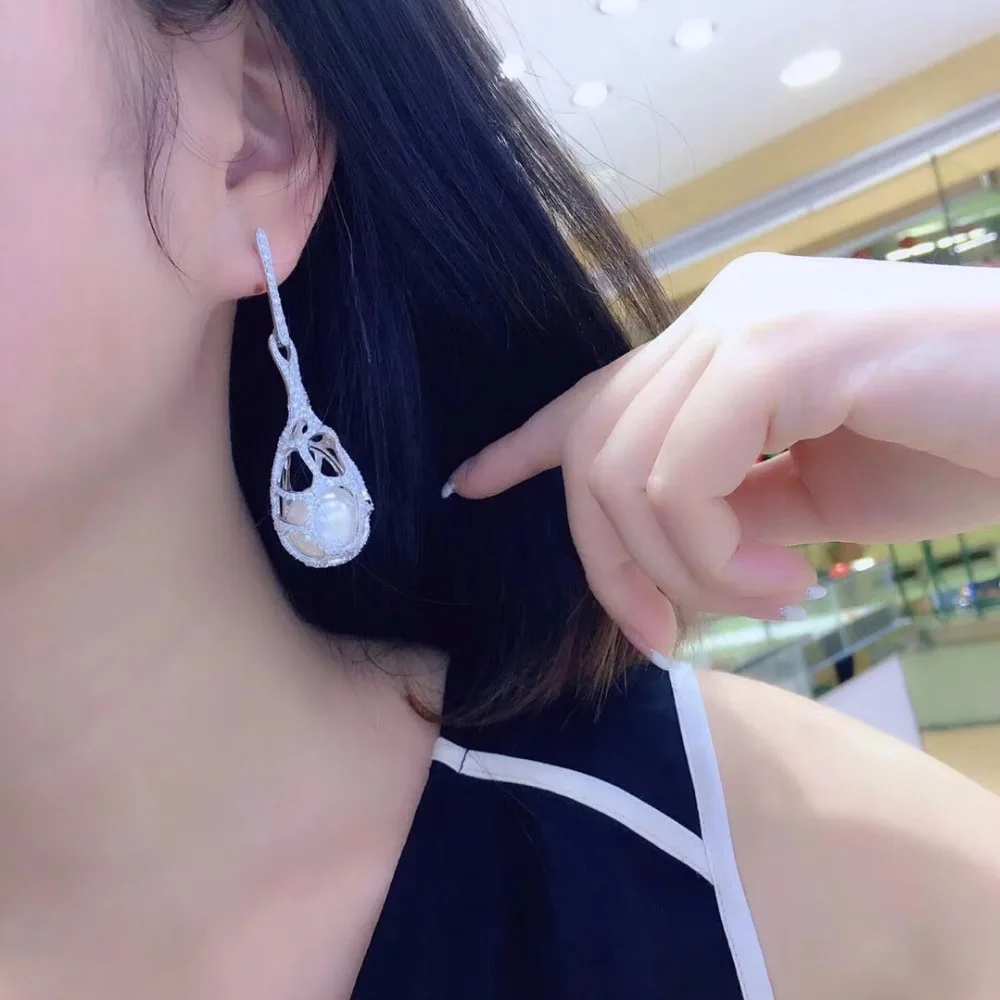 Qi Xuan_Jewelry_New Earrings Cage Sub Earrings S925 Silver Inlay Zircon Elegant And Irregular Irregular_Factory Direct Sales
Qi Xuan_Jewelry_New Earrings Cage Sub Earrings S925 Silver Inlay Zircon Elegant And Irregular Irregular_Factory Direct Sales