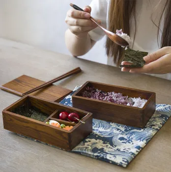 Japanese cuisine bento box camphor double solid wood and a sushi box for sushi boxes.
Japanese cuisine bento box camphor double solid wood and a sushi box for sushi boxes.