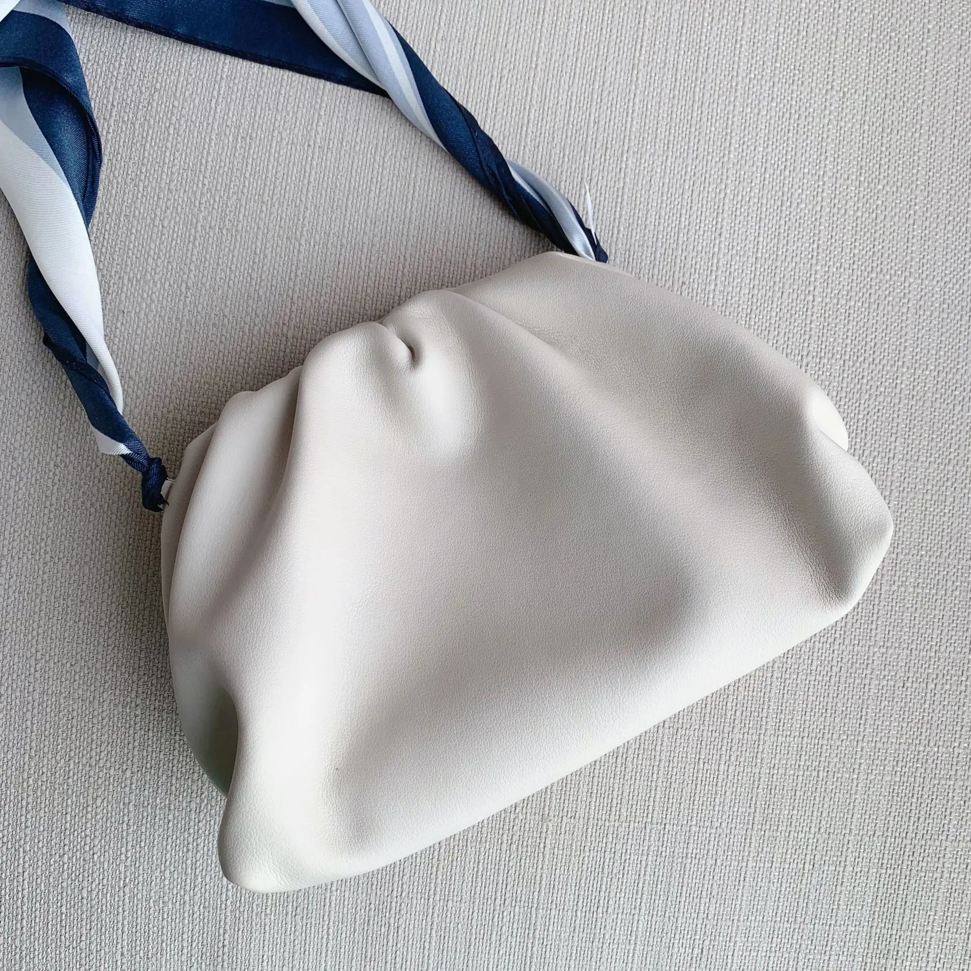 Wonton Bag Genuine Leather Envelope Luxury Handbags Women Bags Designer Voluminous Rounded Shape Purses and Handbags Clutches
Wonton Bag Genuine Leather Envelope Luxury Handbags Women Bags Designer Voluminous Rounded Shape Purses and Handbags Clutches