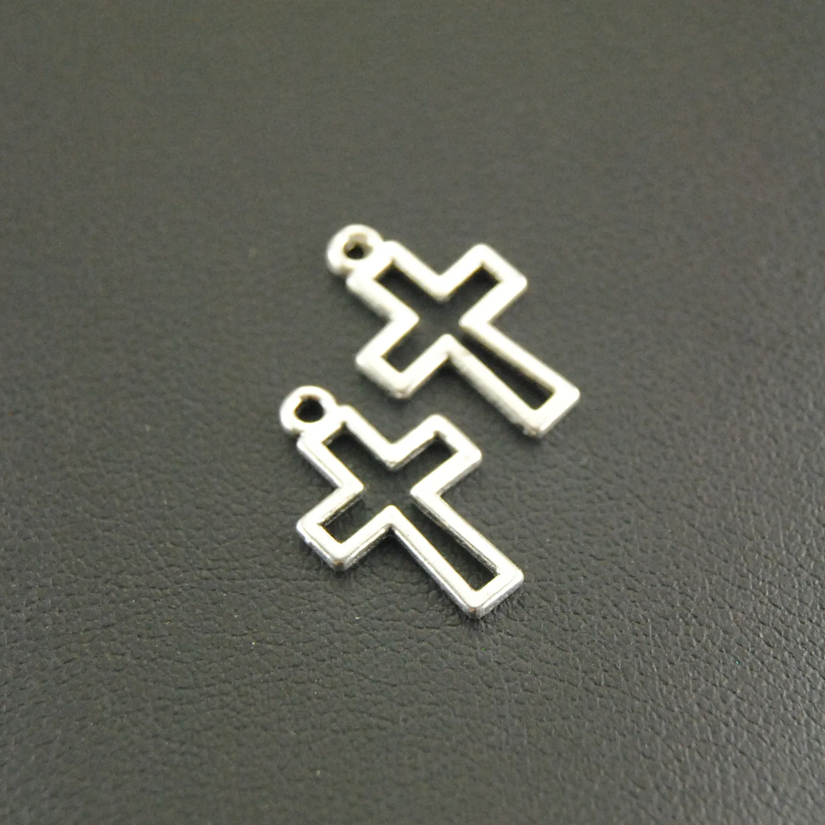 100 Pcs Antique Silver Mini Cross Charm Pendant European Charms Beads Fit Diy Bracelet Jewelry 17x11mm A547
100 Pcs Antique Silver Mini Cross Charm Pendant European Charms Beads Fit Diy Bracelet Jewelry 17x11mm A547