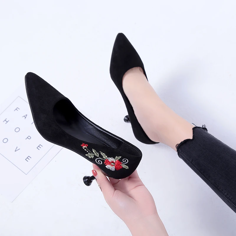 Large size women's shoes pointed stiletto shallow mouth embroidery high heels fashion women's casual single shoes 33 41 42 43
Large size women's shoes pointed stiletto shallow mouth embroidery high heels fashion women's casual single shoes 33 41 42 43