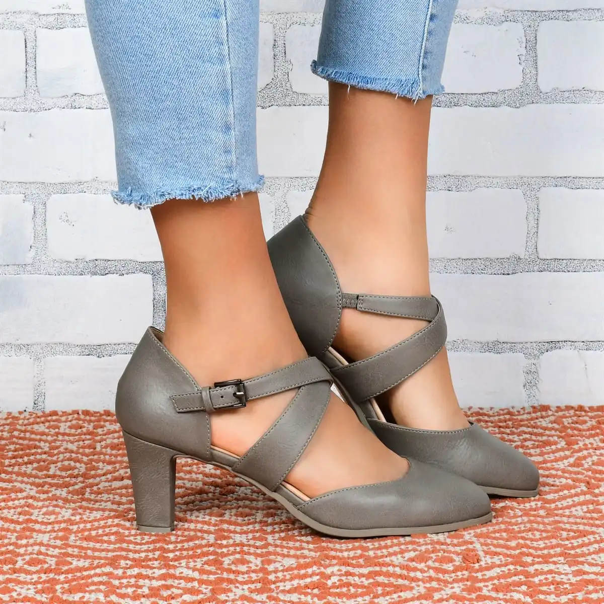 Adisputent high heel women's shoes cross buckle bag with leather pointed fashion buckle shoes casual shoes ladies 2019 fashion
Adisputent high heel women's shoes cross buckle bag with leather pointed fashion buckle shoes casual shoes ladies 2019 fashion