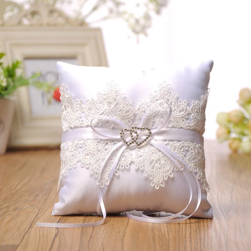 Alliance Bridal Ring Bearer Pillow Cushions White Lace Wedding Ring Pillow Coussin Wedding Marriage Ceremony Decorations
Alliance Bridal Ring Bearer Pillow Cushions White Lace Wedding Ring Pillow Coussin Wedding Marriage Ceremony Decorations