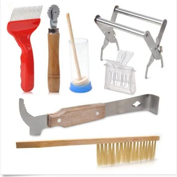 7PCS/SET New Practical Beekeeping Equipment Kits Beekeeping Hive tool / Queen Catcher / Bee brush/ Frame grips/Wood Gear Wire Em
7PCS/SET New Practical Beekeeping Equipment Kits Beekeeping Hive tool / Queen Catcher / Bee brush/ Frame grips/Wood Gear Wire Em