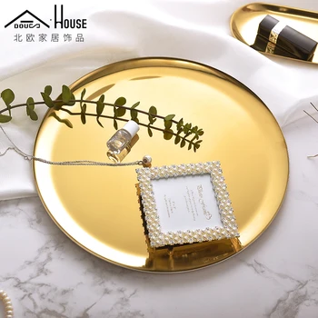 The Nordic modern minimalist golden ornaments jewelry ornaments containing circular plate metal tray.
The Nordic modern minimalist golden ornaments jewelry ornaments containing circular plate metal tray.