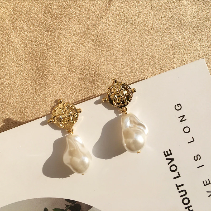 SRCOI Trendy Personality Irregular Geometric Imitation Pearls Gold Color Metal Coin Design Drop Earrings For Women Wedding Gift
SRCOI Trendy Personality Irregular Geometric Imitation Pearls Gold Color Metal Coin Design Drop Earrings For Women Wedding Gift