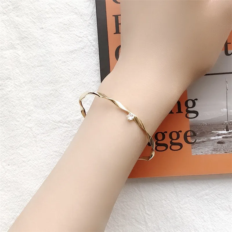 New Design Rhinestone Distortion Open Bangles For women Girls Simplicity Gold color Bracelet Jewelry Birthday Gifts
New Design Rhinestone Distortion Open Bangles For women Girls Simplicity Gold color Bracelet Jewelry Birthday Gifts