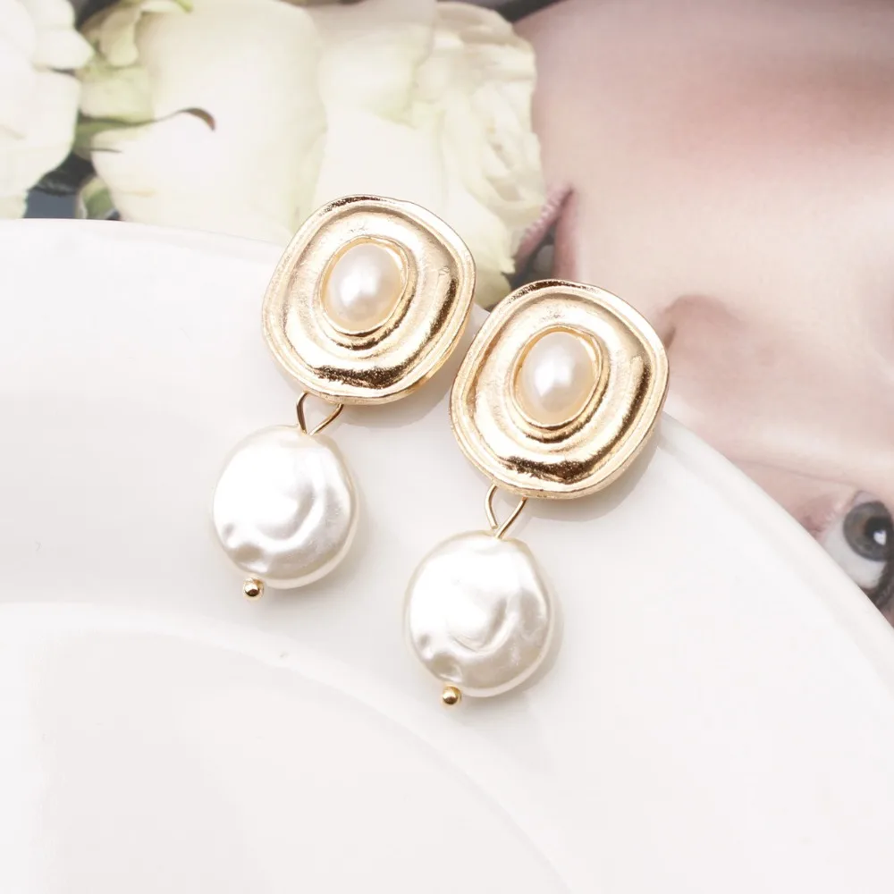 2019 New Design Matte Metal Gold Geometric Irregular Natural Freshwater Pearl Stud Earrings for Women
2019 New Design Matte Metal Gold Geometric Irregular Natural Freshwater Pearl Stud Earrings for Women