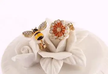 Fashion Korea Design bee and daisy flower Asymmetric Clip Earring With no Piercing animal earrings On No Ear Hole for women
Fashion Korea Design bee and daisy flower Asymmetric Clip Earring With no Piercing animal earrings On No Ear Hole for women