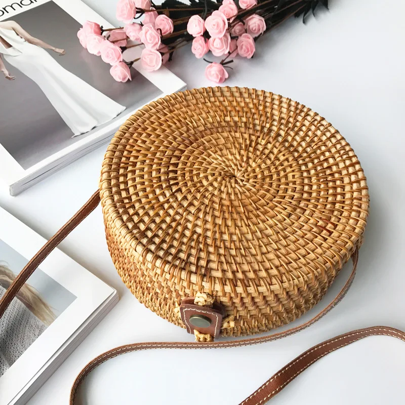 2019 Round Rattan Women shoulder bag Handmade Woven Straw Women Crossbody bag summer Rattan women bag Fashion Small wicker bag
2019 Round Rattan Women shoulder bag Handmade Woven Straw Women Crossbody bag summer Rattan women bag Fashion Small wicker bag
