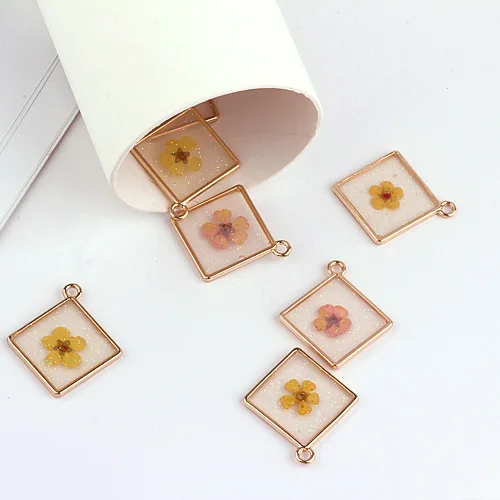 2pc korea sweet flashing dried flowers eternal flower earrings for women alloy drop oil pendant material diy jewelry accessories
2pc korea sweet flashing dried flowers eternal flower earrings for women alloy drop oil pendant material diy jewelry accessories