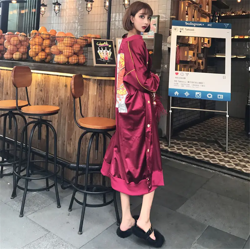 2019 NEW Street Hip Hop Behind the old funny ladder Pattern shiny satin long section BF button baseball Trench Coats Women V731
2019 NEW Street Hip Hop Behind the old funny ladder Pattern shiny satin long section BF button baseball Trench Coats Women V731