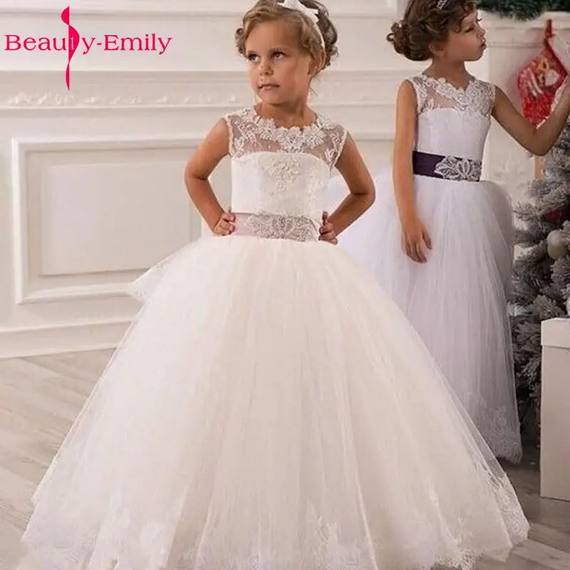 White Flower Girl Dress Lace Up Lace Appliques Ball Gown Layered Organza Wedding Party Dress for Baby Girls
White Flower Girl Dress Lace Up Lace Appliques Ball Gown Layered Organza Wedding Party Dress for Baby Girls