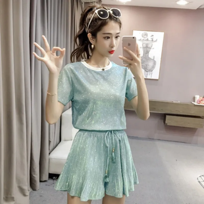 2019 New Runway Sweet Summer 2 Piece Set Fashion Women Bling Short Sleeve Loose T-Shirt Top Suits + Pleated Wide-Leg Shorts Set
2019 New Runway Sweet Summer 2 Piece Set Fashion Women Bling Short Sleeve Loose T-Shirt Top Suits + Pleated Wide-Leg Shorts Set