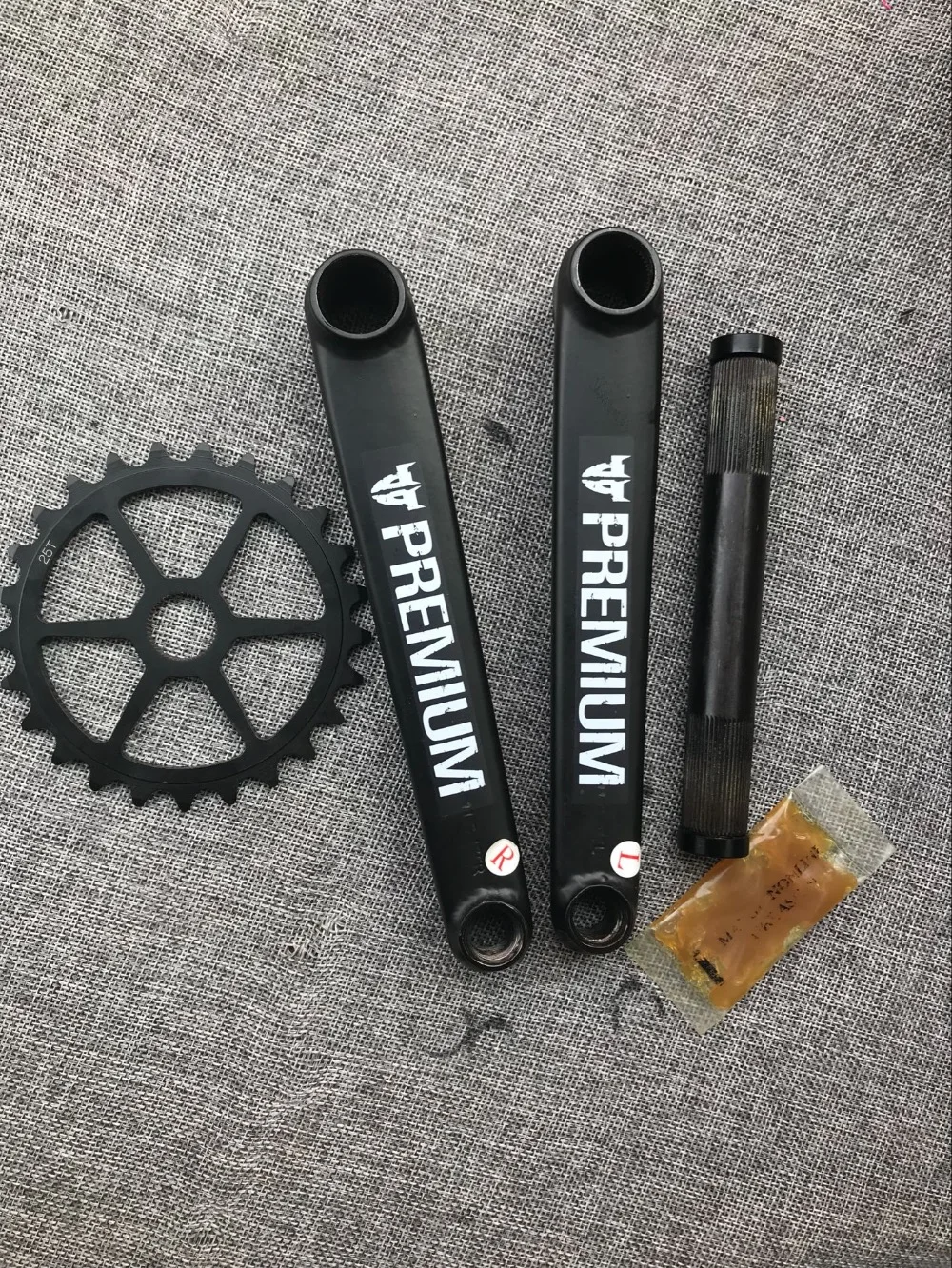 premium bmx 1948 Crank Combo 19mm 48 Splines 175mm 25T RHD/LHD compatible FGFS made in Taiwan
premium bmx 1948 Crank Combo 19mm 48 Splines 175mm 25T RHD/LHD compatible FGFS made in Taiwan