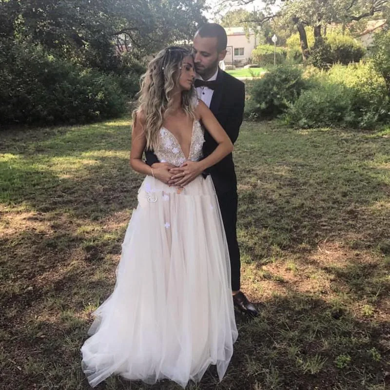 2019 Chic Boho V-neck Pearl Beading Tulle Floor Length Backless Sexy Beach Bohemian Bridal Gown платье на выпускной
2019 Chic Boho V-neck Pearl Beading Tulle Floor Length Backless Sexy Beach Bohemian Bridal Gown платье на выпускной