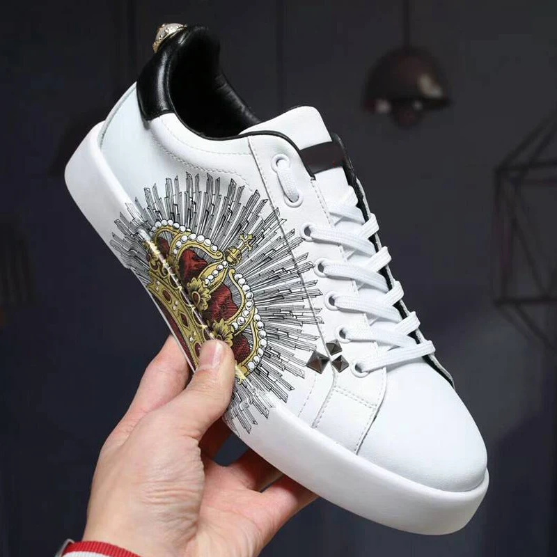 Genuine Leather Men Sneakers Shoes Top Quality White Shoes Fashionable Crown Graffiti Men's Leisure Sneakers Luxury Shoes Men
Genuine Leather Men Sneakers Shoes Top Quality White Shoes Fashionable Crown Graffiti Men's Leisure Sneakers Luxury Shoes Men