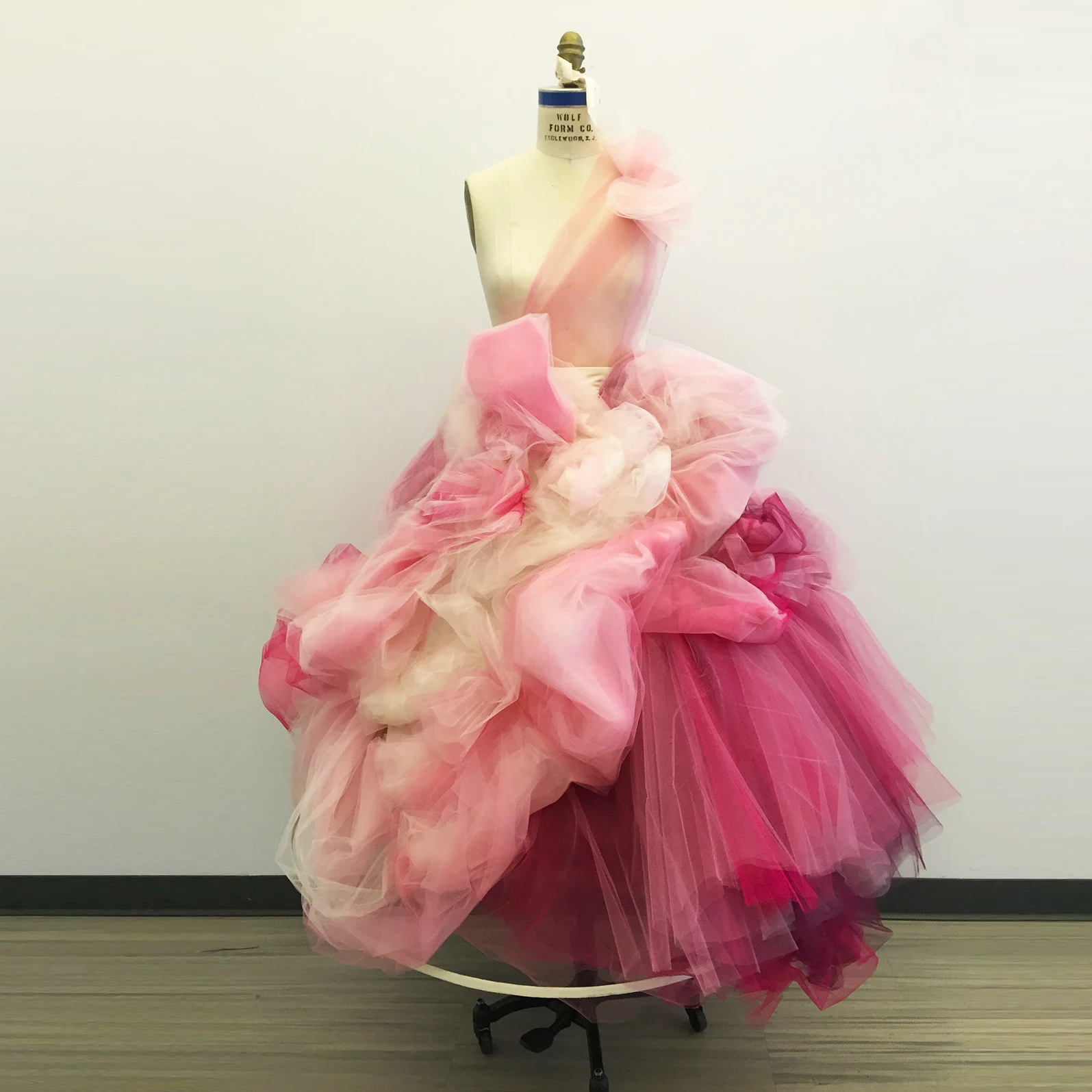 Colorful Rose Pink 2019 Tulle Prom Gowns Tutu Ruffles Ankle Length One Shoulder Pleated Tutu Formal Party Gowns Vestidos
Colorful Rose Pink 2019 Tulle Prom Gowns Tutu Ruffles Ankle Length One Shoulder Pleated Tutu Formal Party Gowns Vestidos