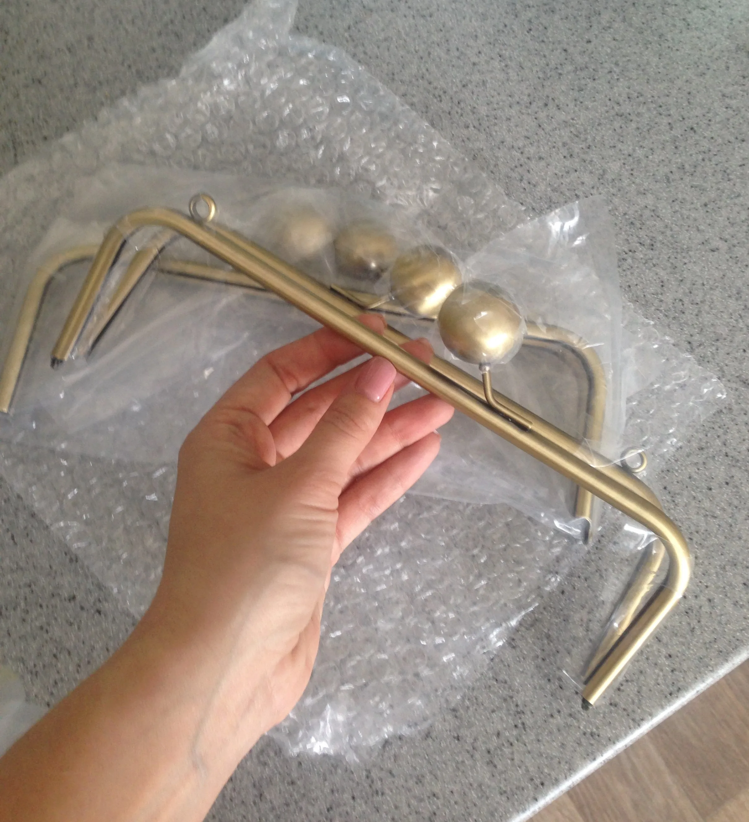 Wholesale purse frame 25X9 cm with 3 cm big ball ball antique brass color drop ship wallet purse frame handles
Wholesale purse frame 25X9 cm with 3 cm big ball ball antique brass color drop ship wallet purse frame handles