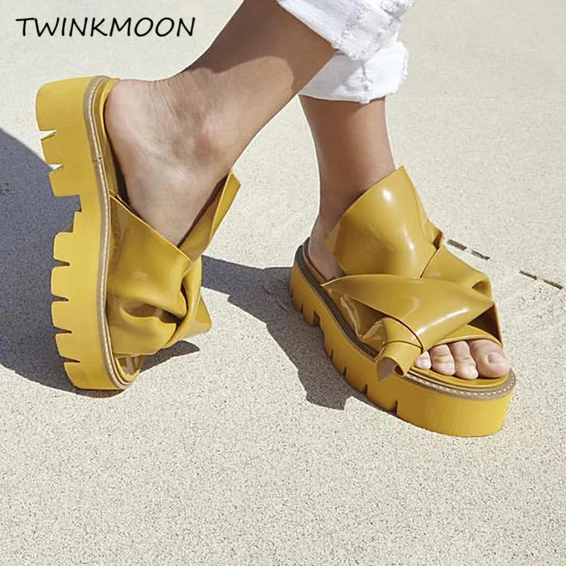 Platform Sandal Chunky Heel Slippers Women Flats Thick Heel Slides Patent Leather Candy Color Designer Summer Shoes zapatos muje
Platform Sandal Chunky Heel Slippers Women Flats Thick Heel Slides Patent Leather Candy Color Designer Summer Shoes zapatos muje