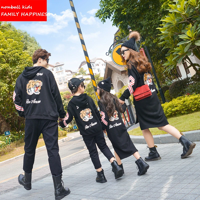 Family matching clothes mother daughter dresses family clothing father son matching clothes mother son family matching outfits
Family matching clothes mother daughter dresses family clothing father son matching clothes mother son family matching outfits