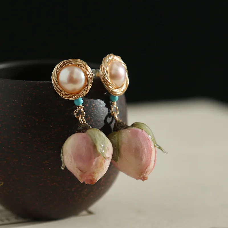 2009 Silk-wound Gold Handmade Natural Pearl Rose Dried Flower Eternal Pollen Earrings Fashionable Atmosphere
2009 Silk-wound Gold Handmade Natural Pearl Rose Dried Flower Eternal Pollen Earrings Fashionable Atmosphere