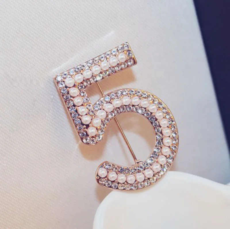 Trendy Channel CC Brooches Brooches Pin for women Broches Fashion Jewelry Pearl Rhinestone Lapel Pins Number 5 For Wedding
Trendy Channel CC Brooches Brooches Pin for women Broches Fashion Jewelry Pearl Rhinestone Lapel Pins Number 5 For Wedding