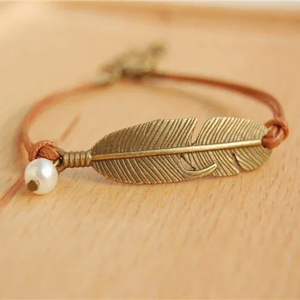 Simple Vintage Leather Chain Imitation Pearls Feather Charm Bracelets for Women 2017 Handmade Fine Jewelry Pulseiras Femininas
Simple Vintage Leather Chain Imitation Pearls Feather Charm Bracelets for Women 2017 Handmade Fine Jewelry Pulseiras Femininas